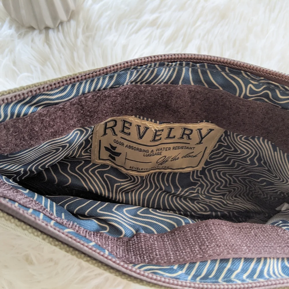 REVELRY 'NWT' Unisex 11x6 Khaki Toiletry Case